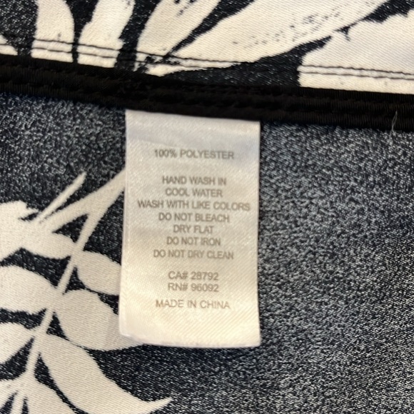 NWOT cinq a sept black and white floral print belted lightweight trench coat. - Picture 14 of 14